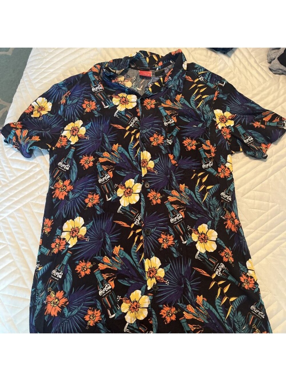 Mens button down shirt Coca Cola classic hawaiian size small - Picture 1 of 4